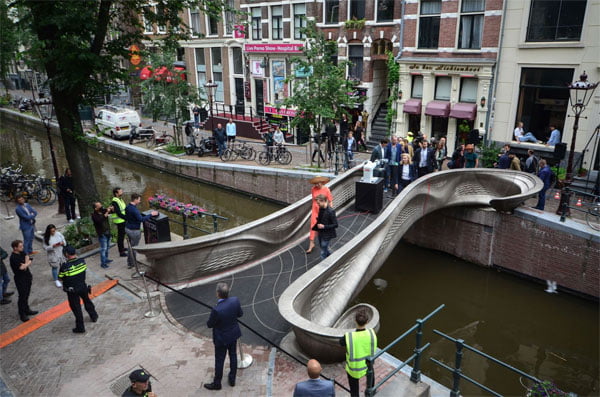 Photo of The robot inaugurated the “printed” steel bridge with a 3D printer