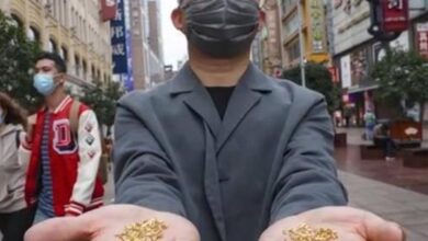 Photo of Chinese artist criticized for throwing 1,000 particles of pure gold into river