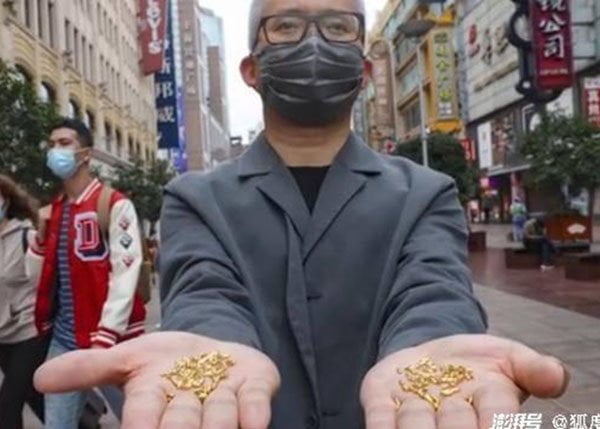 Photo of Chinese artist criticized for throwing 1,000 particles of pure gold into river
