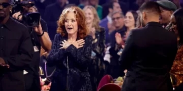 230206092753 03 bonnie raitt grammys 020523