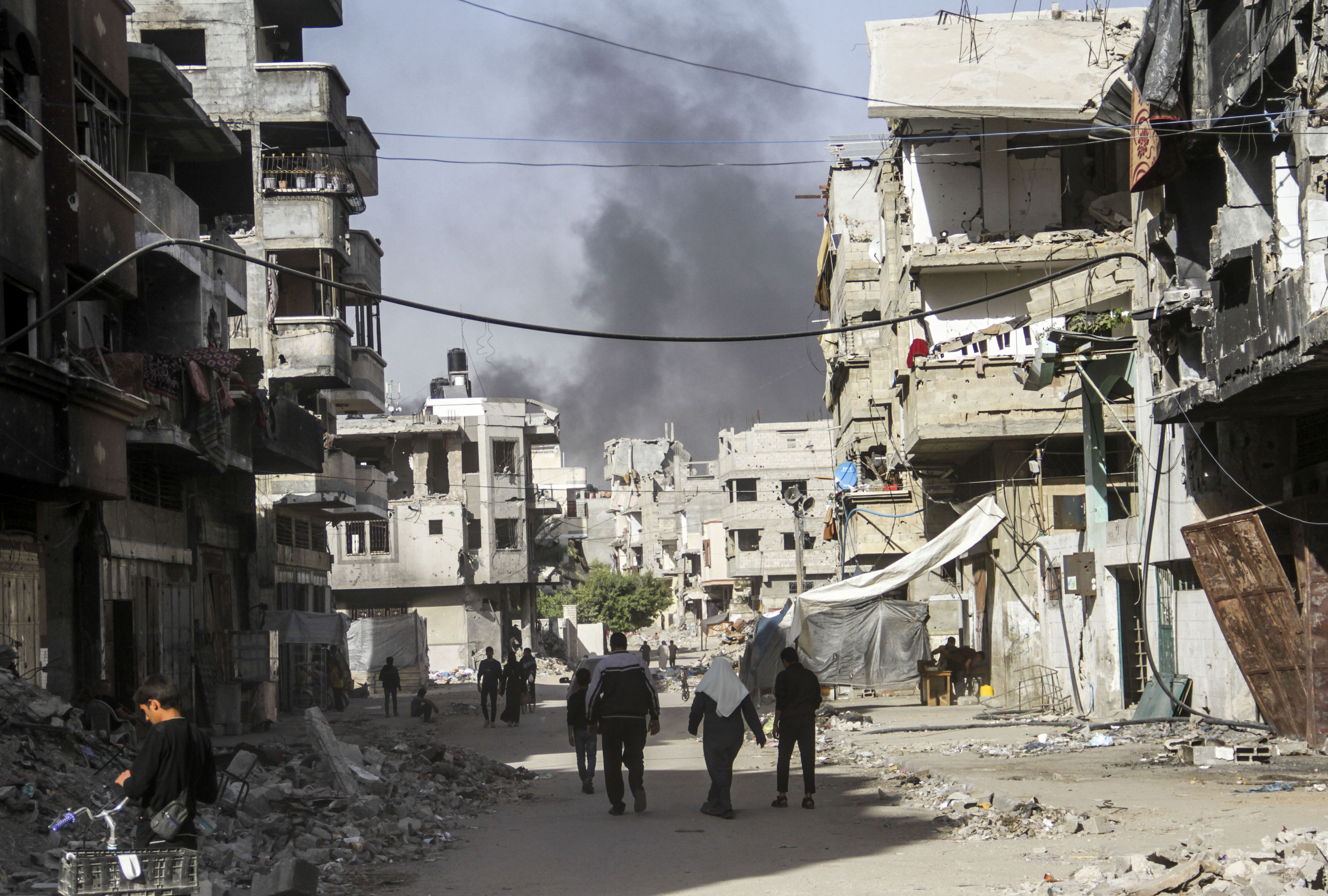 JABALIA, GAZA - OCTOBER 25: Displaced Palestinians on the border of Jabalia refugee camp are seen on their way as they begin to be forcibly displaced by Israeli army to the southern areas with the belongings they could take with them in Jabalia, Gaza on October 25, 2024. (Photo by Mahmoud Issa/Anadolu via Getty Images)